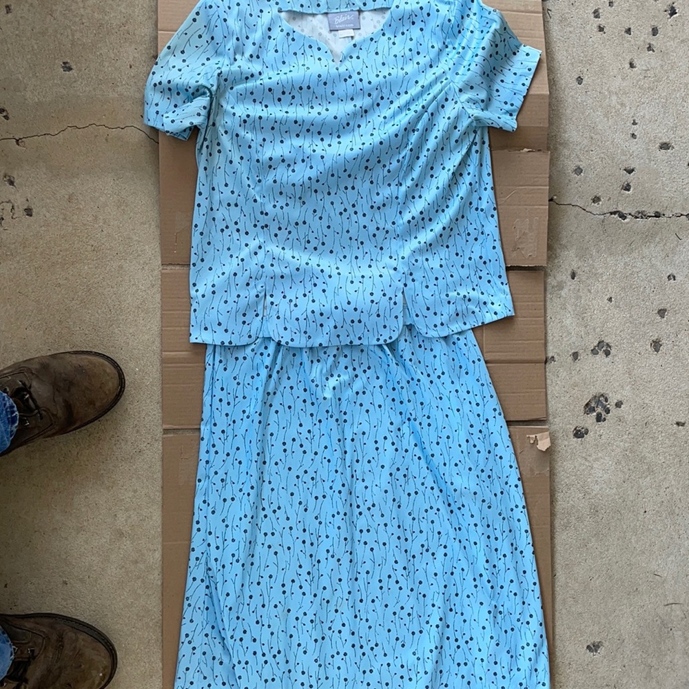 Skirt-shirt set sz14. Smoke free home